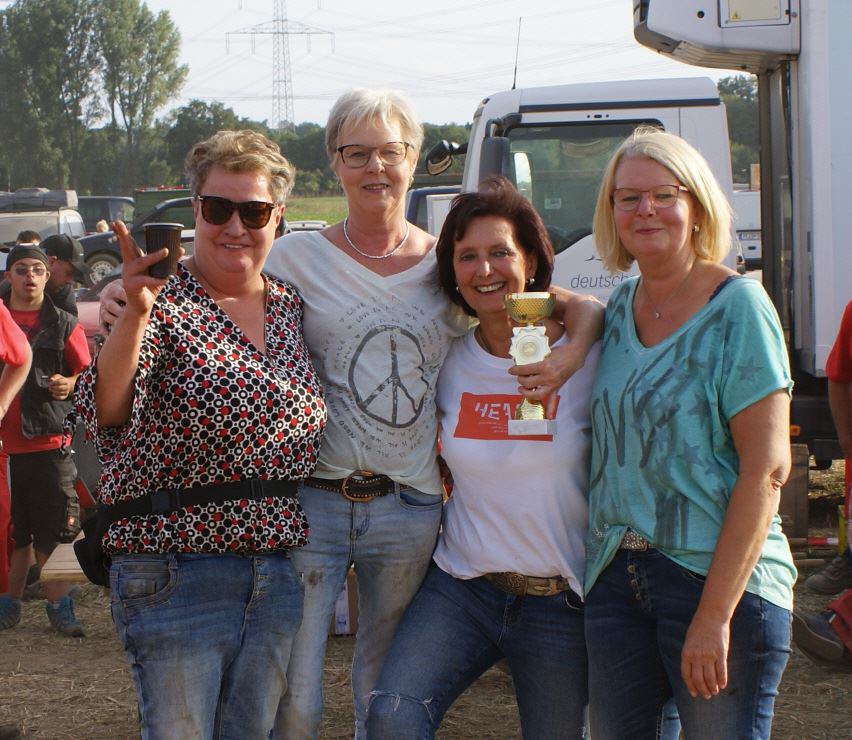 Kaffe & Kuchen im grauen Zelt...